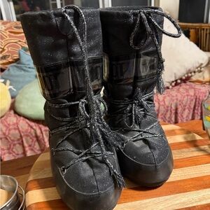 Sparkly black moon boots fit between size women’s 4.5-7